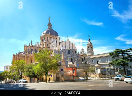 Blick von der Calle de Bailen Straße auf die Kathedrale de La Almudena. Madrid, Spanien Stockfoto