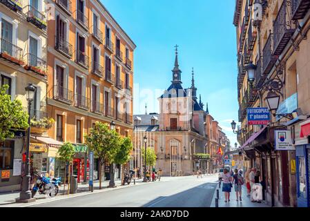 Calle Mayor Street und der Blick auf das alte Rathaus am Hauptplatz Plaza de la Villa in der Innenstadt. Madrid, Spanien Stockfoto