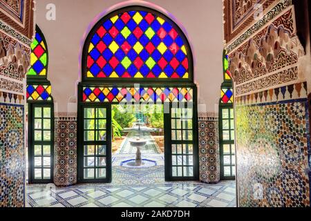 Schönes Interieur mit Mosaik Glasmalerei von Windows und orname auf Wänden im alten Palais Bahia. Marrakesch, Marokko Stockfoto