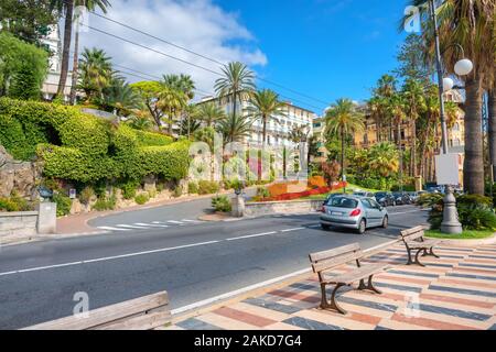 Blick auf die Straße und bunten Küstenstraße in San Remo. Ligurien, Italien Stockfoto