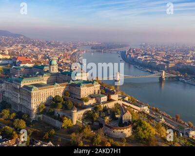 Budapest, Ungarn, Luftaufnahme von Budapest Stadtbild bei Sonnenaufgang im Herbst Saison. Stockfoto