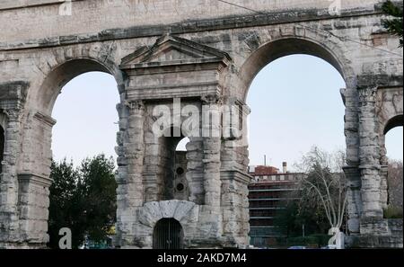 Das Porta Maggiore oder Porta Prenestina alten 3rd-Jahrhundert Aurelianischen Mauern von Rom Stockfoto