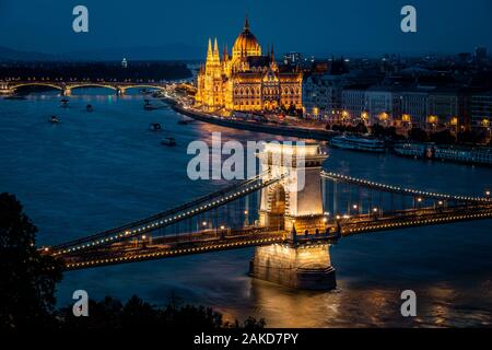 Budapest, Ungarn, Blick auf die ungarischen Parlament und Széchenyi Kettenbrücke über die Donau in der Abenddämmerung.