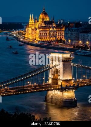 Budapest, Ungarn, Blick auf die ungarischen Parlament und Széchenyi Kettenbrücke über die Donau in der Abenddämmerung.