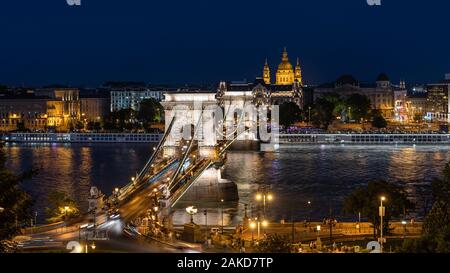 Nacht Blick auf architektonische Sehenswürdigkeiten St.-Stephans-Basilika und Széchenyi Kettenbrücke über die Donau in Budapest, Ungarn. Stockfoto