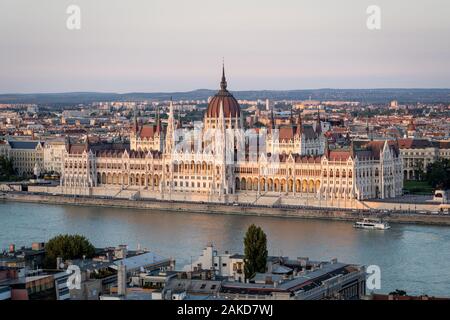 Ungarischen Parlament bei Sonnenuntergang in Budapest, Ungarn. Stockfoto
