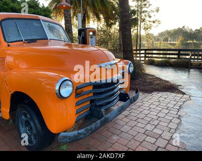 Jahrgang alte antike Fahrzeug an der Tankstelle mit gepflasterten Pfad Seitenansicht Stockfoto