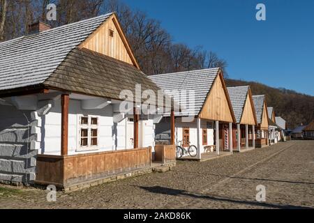 Holzhäuser auf dem galizischen Markt im Freilichtmuseum in Sanok, Polen Stockfoto