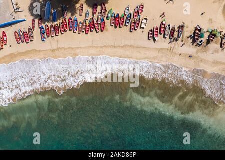 Luftaufnahme der Angelboote/Fischerboote in Tarrafal Strand auf der Insel Santiago in Kap Verde - Cabo Verde Stockfoto