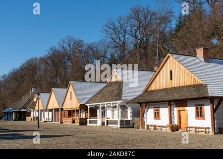 Holzhäuser auf dem galizischen Markt im Freilichtmuseum in Sanok, Polen Stockfoto