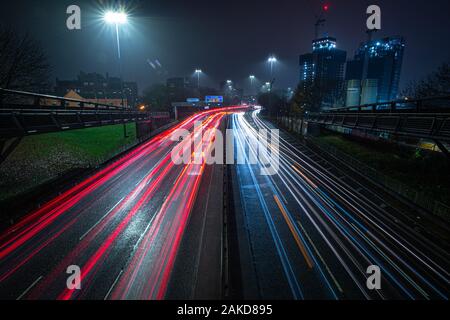 Eine lange Exposition am Abend Blick auf die A57 (M) Autobahn aka der Weg Hier befindet sich im Stadtzentrum von Manchester Stockfoto