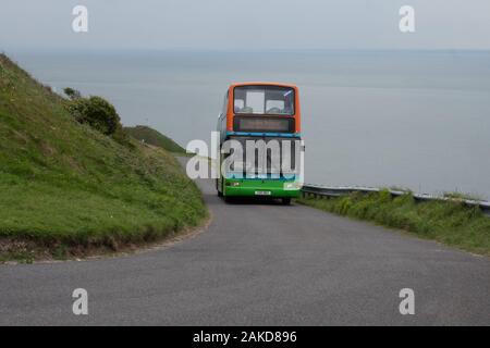 Needles Breezer WDL 691, ein Plaxton-Präsident, eröffnet einen Top-Volvo-Bus, der den Hügel mit den Nadeln auf der Insel Wight verhandelt Stockfoto