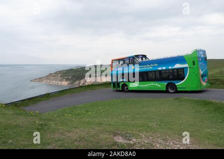 Needles Breezer WDL 691, ein Plaxton-Präsident, eröffnet einen Top-Volvo-Bus, der den Hügel mit den Nadeln auf der Insel Wight verhandelt Stockfoto