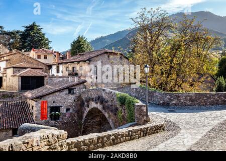 Die alte Steinbrücke in Pobes, Nordspanien Stockfoto