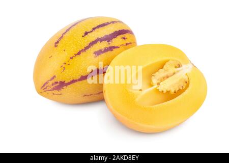 Frische Pepino Obst mit der Hälfte auf weißem Hintergrund. Stockfoto