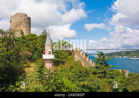 Das 15. Jahrhundert Rumeli Hisari fort im Stadtteil Sariyer, Istanbul, Türkei. Die Fatih Sultan Mehmet Brücke Koprusu kann im Hintergrund gesehen werden. Stockfoto