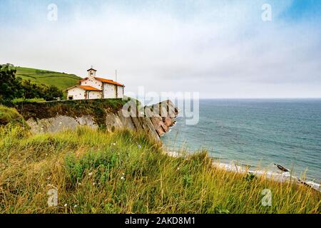 Ein Blick auf die kleine Kirche auf eine Küstenlinie von Zumaia Stockfoto