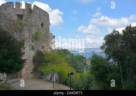 Das 15. Jahrhundert Rumeli Hisari fort im Stadtteil Sariyer, Istanbul, Türkei. Die Fatih Sultan Mehmet Brücke Koprusu kann im Hintergrund gesehen werden. Stockfoto