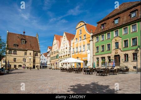 Altes Rathaus, barocke Bürgerhäuser mit dem Gasthaus zur Goldenen Gans, Marktplatz, Altstadt, Weißenburg in Bayern, Mittelfranken, Franken Stockfoto