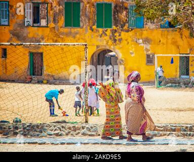 Goree, Senegal, 22. APRIL 2019: unidentifed Senegal Frauen tragen die typischen bunten traditionellen senegalesischen Kleidung. Frauen und Kinder Stockfoto