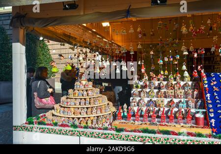 Leute einkaufen bei einer Straße stand von Handarbeiten auf dem Weihnachtsmarkt auf der Piazza Castello Square im Zentrum von Turin, Piemont, Italien Stockfoto