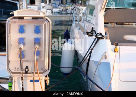 Elektrische Steckdosen Poller am Pier in der Nähe der Küste. Ladestation für Boote im Mittelmeer. Steckdosen Schiffe im Hafen zu berechnen. Stockfoto