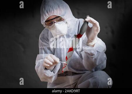 Crime Scene Investigation, wobei DNA Probe von Blut beflecken mit Wattestäbchen auf Mord Tatort. Stockfoto