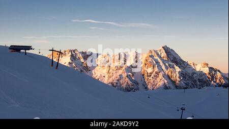 Panoramablick Sonnenuntergang Saalbach Hinterglemm Steinerne Meer skifahren Bergblick Sonnenuntergang mit Peak Ski Station Sessellift Stockfoto