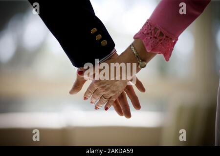 Nahaufnahme der Hände halten sich gegenseitig Stockfoto