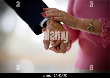 Nahaufnahme eines älteren Paare Hände Stockfoto