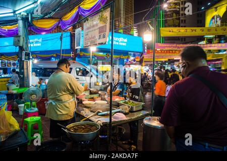 Bangkok/Thailand-December 2019: Typisches Essen Anbieter an seinem Essen arbeiten Restaurant Abschaltdruck am Abend in Chinatown, während Kunden warten. Stockfoto