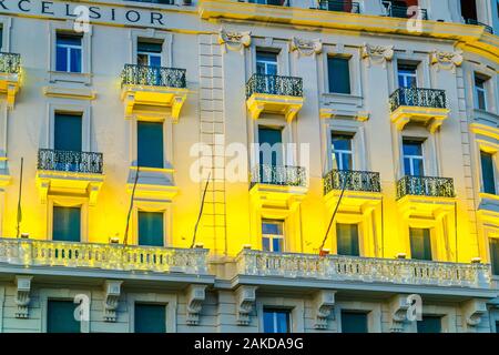 Neapel, Italien - Januar 2, 2020: Lichter erleuchten Gebäude in Neapel, Italien Stockfoto