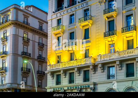 Neapel, Italien - Januar 2, 2020: Lichter erleuchten Gebäude in Neapel, Italien Stockfoto