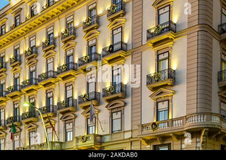 Neapel, Italien - Januar 2, 2020: Lichter erleuchten Gebäude in Neapel, Italien Stockfoto