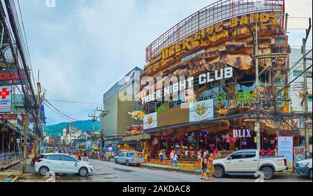 PATONG BEACH, THAILAND - Mai 1, 2019: Der Bangla Road mit zahlreichen Nachtclubs, exotischen Bars, Cafés, Restaurants und anderen Punkten, Touristen anzuziehen, es Stockfoto