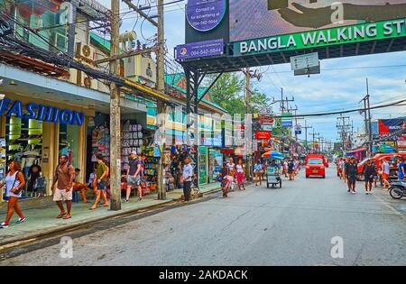 PATONG BEACH, THAILAND - Mai 1, 2019: Der Bangla Road, bekannt unter den Touristen für seine nächtlichen Attraktionen, dient als der Markt während des Tages, am 1. Mai in Stockfoto