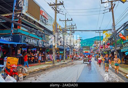 PATONG BEACH, THAILAND - Mai 1, 2019: Der Tag Spaziergang durch die belebten Bangla Road, voll von Transport- und Menschen, die am 1. Mai in Patong Stockfoto