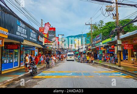 PATONG BEACH, THAILAND - Mai 1, 2019: Der Markt der Bangla Road arbeitet bis abends, wenn die lokalen Bars und Clubs ihre Türen, um die Touristen zu öffnen, am 1. Mai Stockfoto