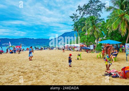 PATONG BEACH, THAILAND - 1. Mai 2019: Die überfüllten Küstenlinie von Resort mit üppigem Grün und viele Touristenattraktionen, am 1. Mai in Patong Stockfoto