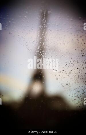Der Eifelturm durch ein Fenster in Paris, Frankreich. Stockfoto