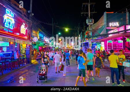 PATONG BEACH, THAILAND - 1. Mai 2019: Die Masse der Touristen geht die Nacht Bangla Road, bekannt für seine zahlreichen Nachtclubs, Go-go-bars und Streifen zeigt, Mai Stockfoto