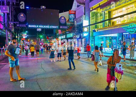 PATONG BEACH, THAILAND - Mai 1, 2019: Der Abend Bangla Road mit lauten Bars, Clubs, wenige Touristen und zahlreichen Straße Barkers, am 1. Mai in Patong Stockfoto