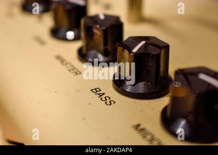 Nahaufnahme von Control-Knöpfe auf einen Amp oder Verstärker für elektrische Gitarren und Bässe Stockfoto