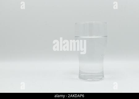 Glas Wasser isoliert auf weißem Hintergrund Stockfoto