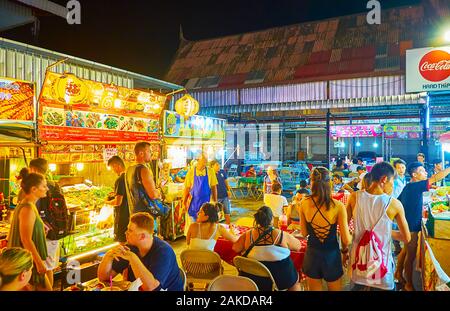 PATONG BEACH, THAILAND - Mai 1, 2019: Die cowded Food Court der Bangla Markt mit vielen kleinen Cafés und Imbissstände, leckere thailändische Gerichte und r Stockfoto