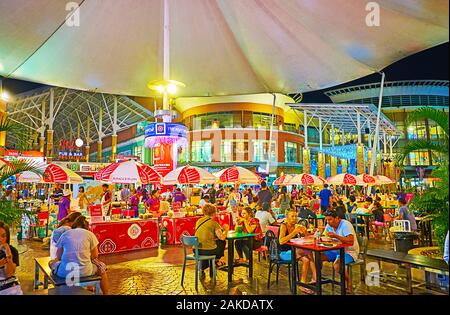 PATONG BEACH, THAILAND - 1. Mai 2019: Die überfüllten Café im Freien im Innenhof der modernen Jungceylon Shopping Center, berühmt unter den Touristen von Phuket, auf Ma Stockfoto