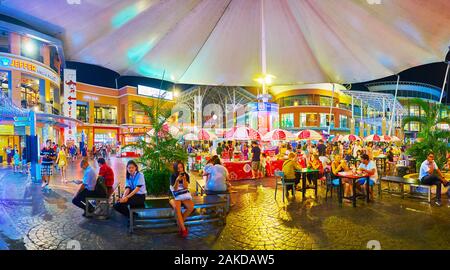 PATONG BEACH, THAILAND - Mai 1, 2019: Panorama der Jungceylon Shopping Center Food Court, mit riesigen Sonnenschirm und Pflanzen in Töpfen dekoriert, am 1. Mai in Paton Stockfoto