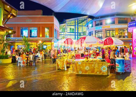 PATONG BEACH, THAILAND - 1. Mai 2019: Die überfüllten Abend Innenhof der Jungceylon Shopping Center, beliebt bei Touristen und Einheimische, am 1. Mai in Patong Stockfoto