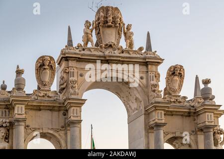 Neapel, Italien - Januar 2, 2020: Licht erleuchtet die Brunnen der Riese in Neapel, Italien Stockfoto