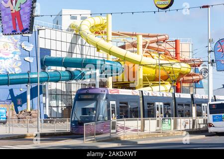 Blackpool Tram vor Sandcastle Water Park, Ocean Boulevard, Blackpool, Lancashire, England, Vereinigtes Königreich Stockfoto